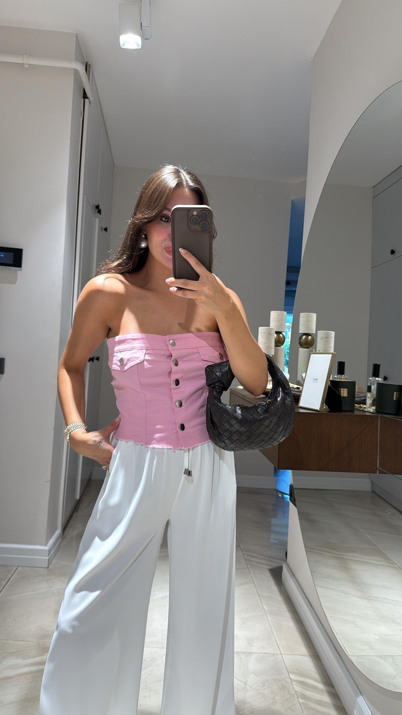 Cropped Lara